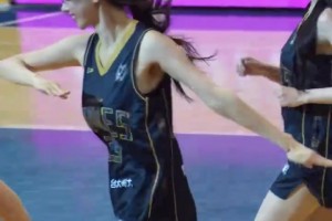 这个兄真喜 啦啦队穿上篮球衣的魅力真是盖不住！